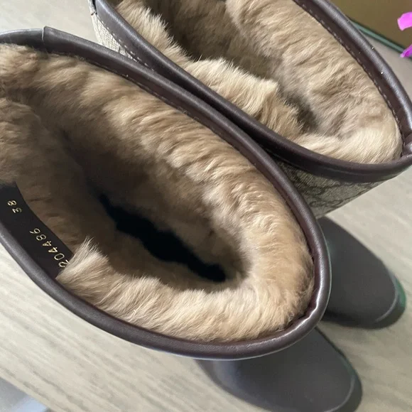 Brown and tan Gucci rain boots with rabbit fur inside - Picture 3 of 5